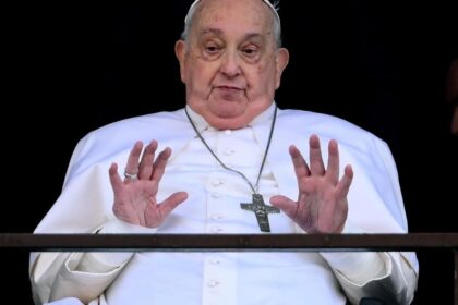 El médico del Papa Francisco asegura que “nunca se expuso a ningún peligro” al retomar sus funciones