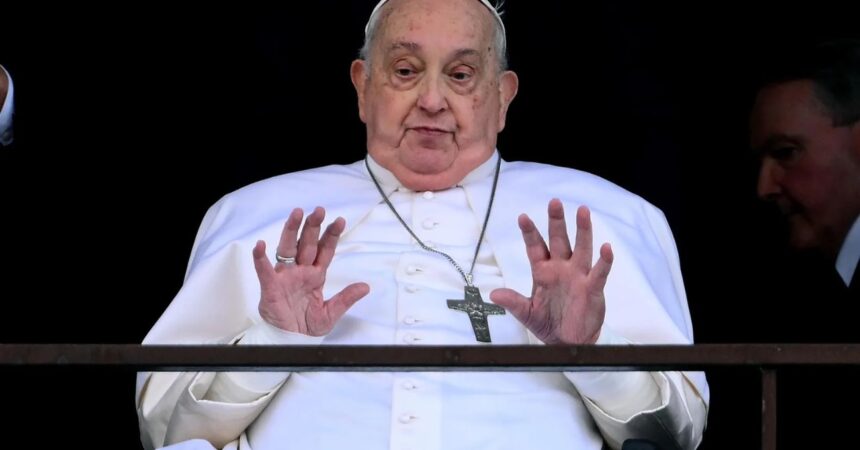 El médico del Papa Francisco asegura que “nunca se expuso a ningún peligro” al retomar sus funciones
