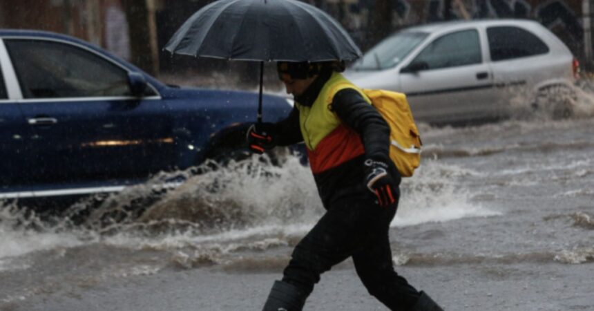 Lluvias intensas y viento fuerte en Chile: regiones más afectadas por el sistema frontal esta semana