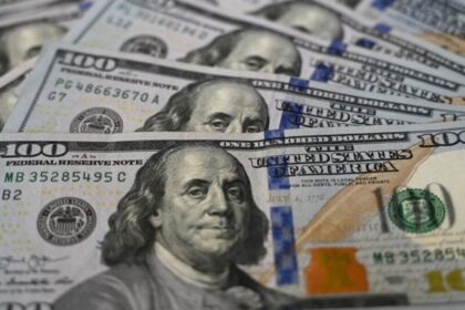 El dólar retrocede y busca consolidarse bajo los $940 en medio de debilidad global