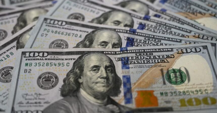 El dólar retrocede y busca consolidarse bajo los $940 en medio de debilidad global