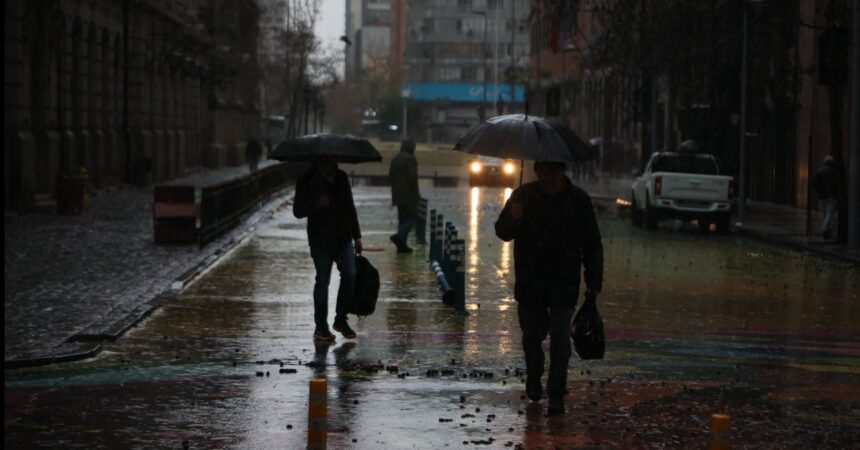 Declaran Alerta Temprana Preventiva en 10 comunas de la Región Metropolitana por lluvias