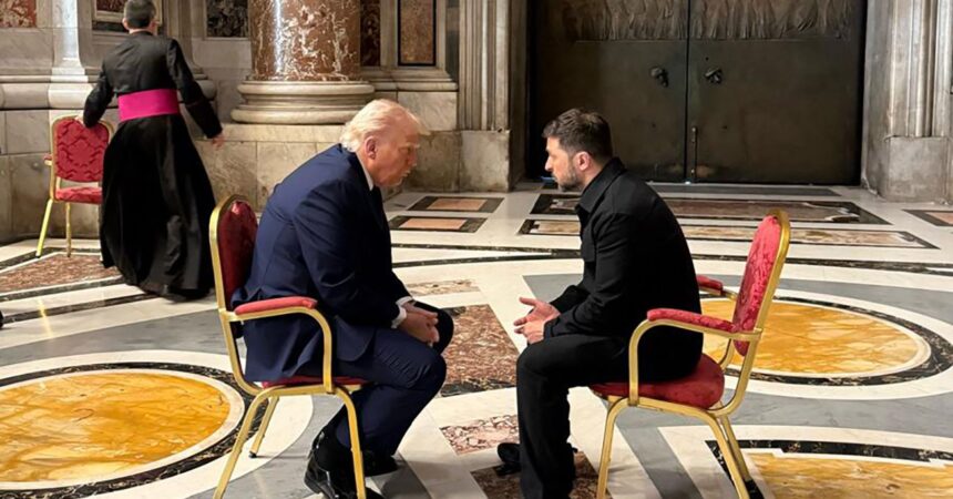 Trump se reúne con Zelenski en Roma mientras avanzan acercamientos entre Estados Unidos y Rusia