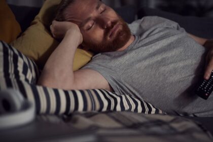 Dormir con el televisor prendido: los riesgos para tu salud y por qué debes evitarlo