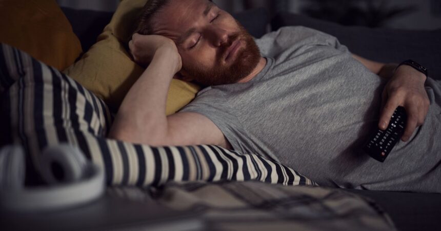 Dormir con el televisor prendido: los riesgos para tu salud y por qué debes evitarlo