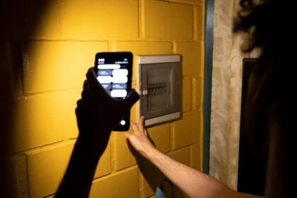 Enel confirma cortes de luz en Santiago y otras cuatro comunas de la RM para este domingo 27 de abril