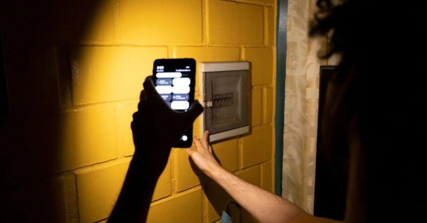 Enel confirma cortes de luz en Santiago y otras cuatro comunas de la RM para este domingo 27 de abril