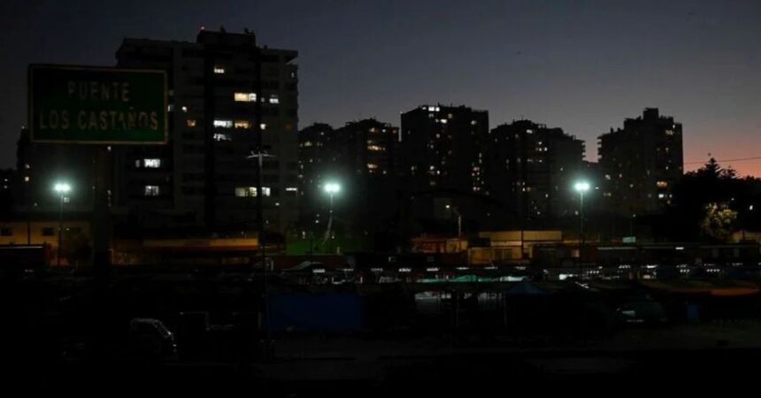 Economía chilena cae tras masivo corte de luz: Imacec de febrero anota baja de 0,1%
