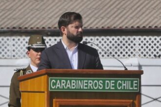 Aniversario de Carabineros: Presidente Boric honra a mártires asesinados en Cañete
