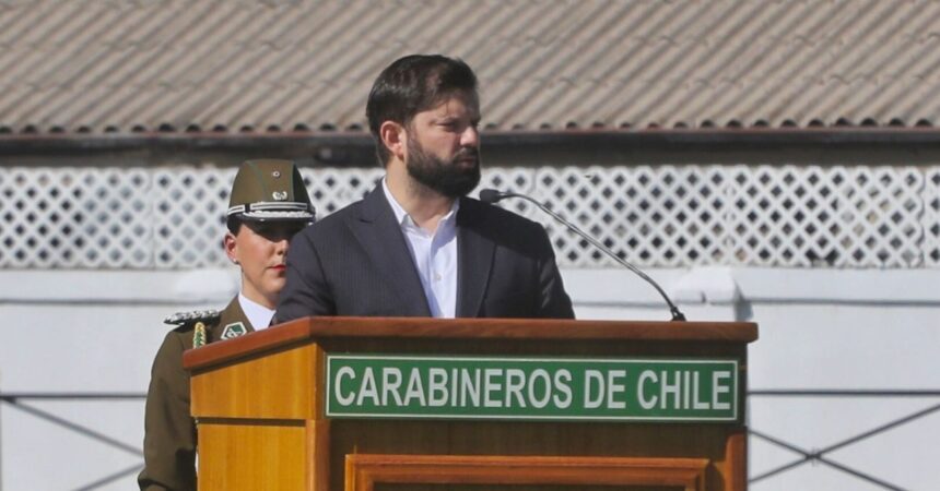 Aniversario de Carabineros: Presidente Boric honra a mártires asesinados en Cañete