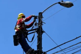 Anuncian cortes de luz en 10 comunas de la Región Metropolitana para este martes: revisa horarios y sectores