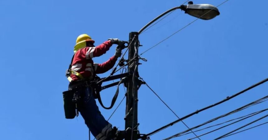 Anuncian cortes de luz en 10 comunas de la Región Metropolitana para este martes: revisa horarios y sectores