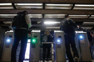 Alianza entre Metro de Santiago y Visa: ¿Qué falta para que comience a operar "MetroPago"?