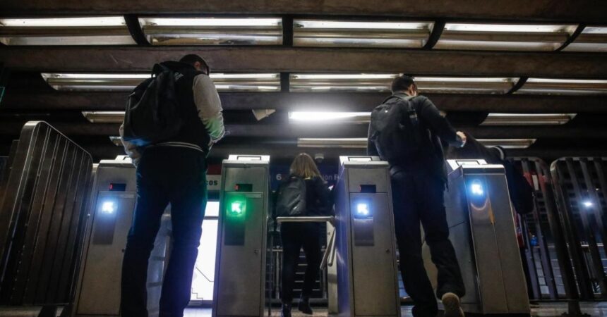 Alianza entre Metro de Santiago y Visa: ¿Qué falta para que comience a operar "MetroPago"?