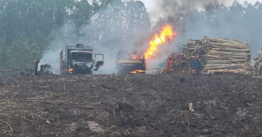 Atentado incendiario en Lautaro: queman una maquinaria y al menos cinco vehículos