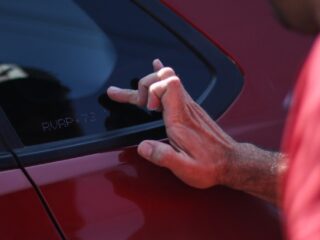 ¿En qué vidrios se debe grabar la patente del auto? Revisa los requisitos antes del 15 de mayo