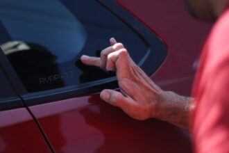 ¿En qué vidrios se debe grabar la patente del auto? Revisa los requisitos antes del 15 de mayo