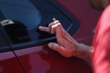 ¿En qué vidrios se debe grabar la patente del auto? Revisa los requisitos antes del 15 de mayo
