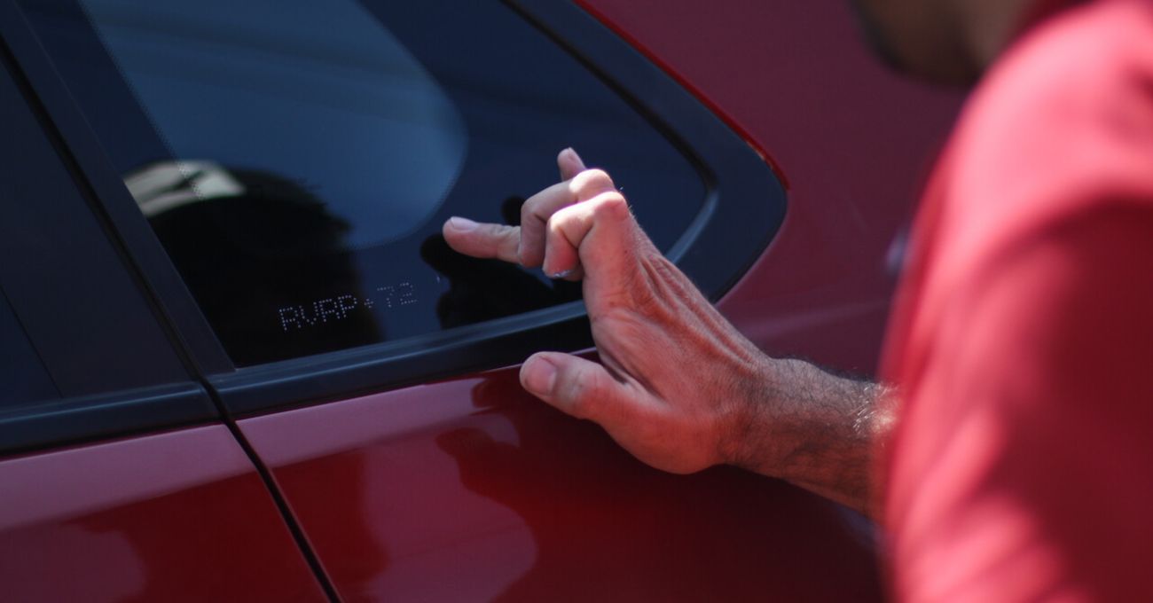 ¿En qué vidrios se debe grabar la patente del auto? Revisa los requisitos antes del 15 de mayo