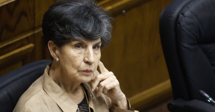 Tribunal Constitucional decreta cese en el cargo de la senadora Isabel Allende tras fallida compraventa de inmueble
