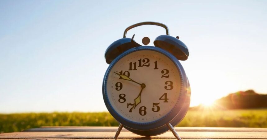 Comienza el horario de invierno en Chile: relojes deben atrasarse una hora esta noche