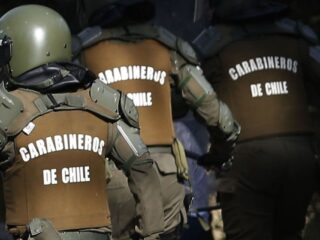 Masivo operativo antidrogas en megatoma de San Antonio: vecinos atacaron a Carabineros