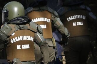 Masivo operativo antidrogas en megatoma de San Antonio: vecinos atacaron a Carabineros