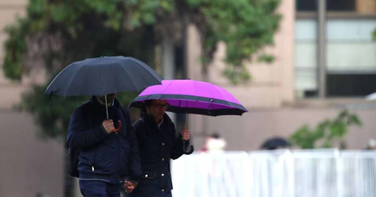 Lluvia en Santiago: ¿A qué hora comienza este miércoles y cuántos milímetros caerán por comuna?