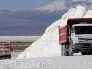 Empresas chinas BYD y Tsingshan abandonan proyectos de litio en Chile: estas son las razones