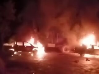 Nuevo atentado en La Araucanía: Queman camionetas y maquinaria forestal en predio de Los Sauces