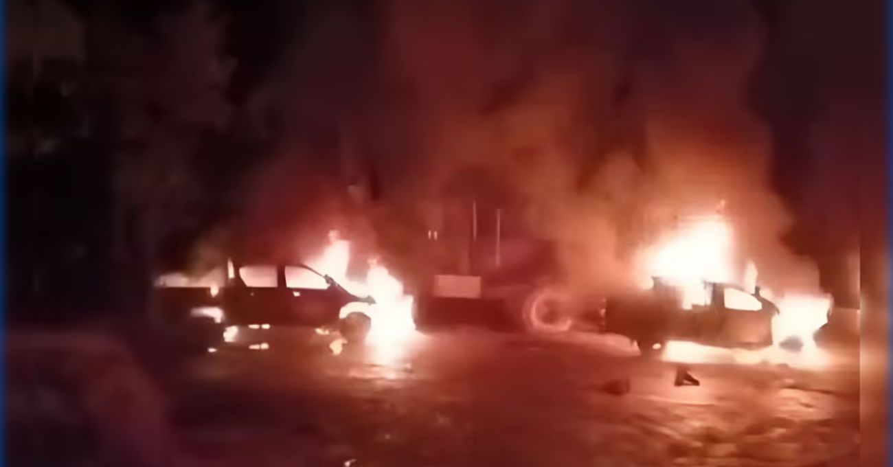 Nuevo atentado en La Araucanía: Queman camionetas y maquinaria forestal en predio de Los Sauces