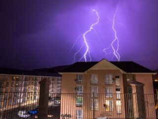 Meteorología extiende alerta por tormentas eléctricas en seis regiones del país