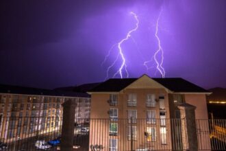 Meteorología extiende alerta por tormentas eléctricas en seis regiones del país
