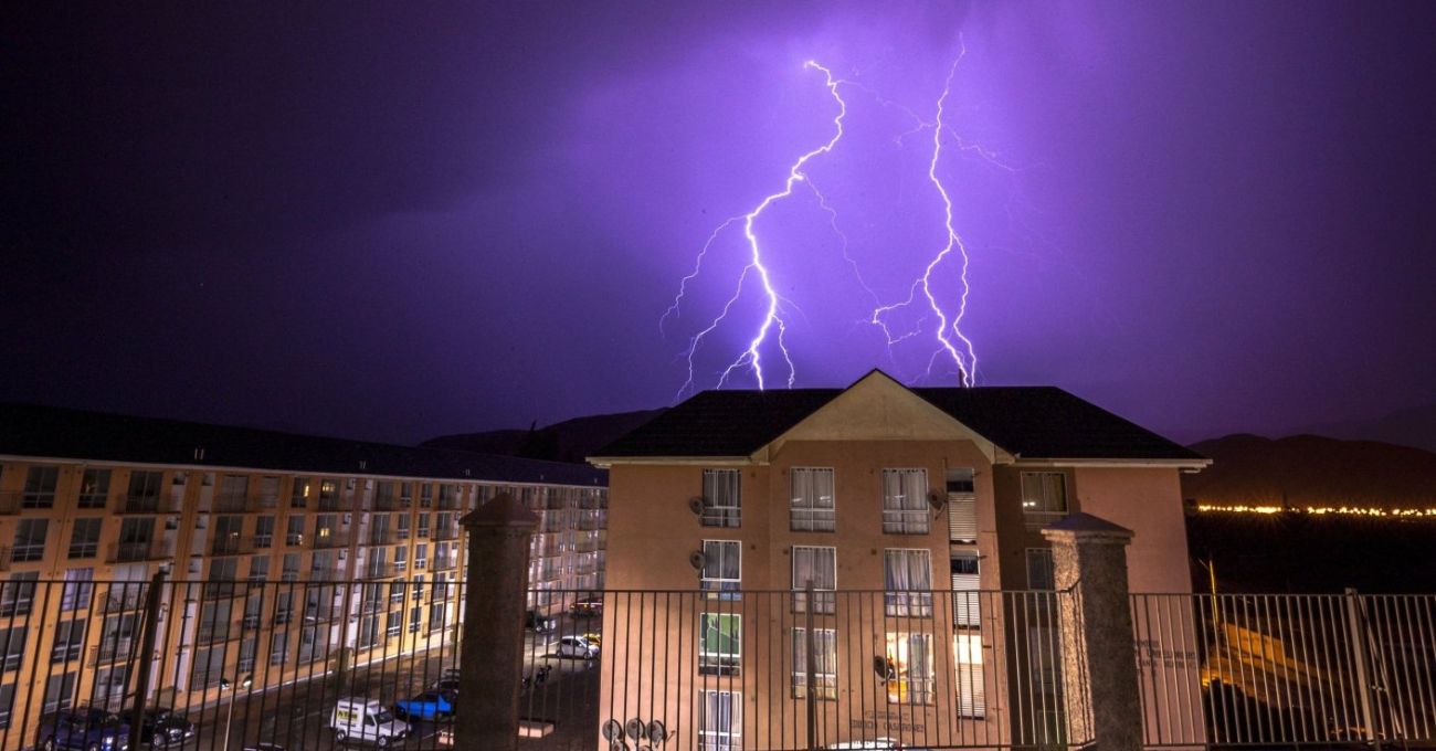 Meteorología extiende alerta por tormentas eléctricas en seis regiones del país