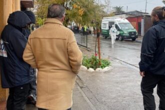 Hombre muere tras recibir 10 disparos a las afueras de una botillería en Renca