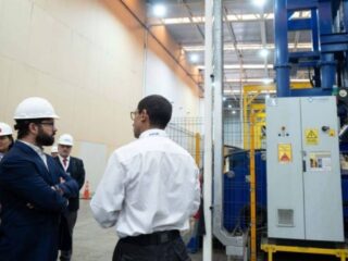 Chile inaugura la primera planta de reciclaje de neumáticos mineros del mundo: estará en Antofagasta