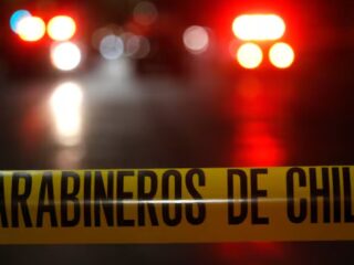 Conductor muere en violento accidente en plena Alameda: auto impactó otro vehículo, un árbol y una reja