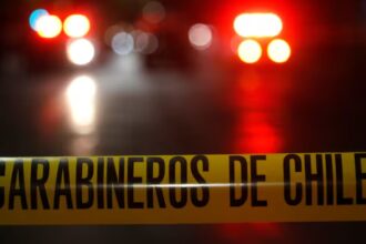 Conductor muere en violento accidente en plena Alameda: auto impactó otro vehículo, un árbol y una reja
