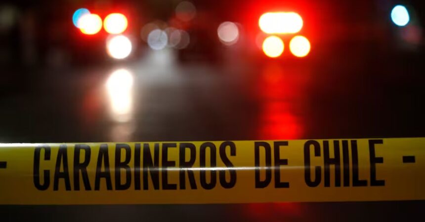 Conductor muere en violento accidente en plena Alameda: auto impactó otro vehículo, un árbol y una reja