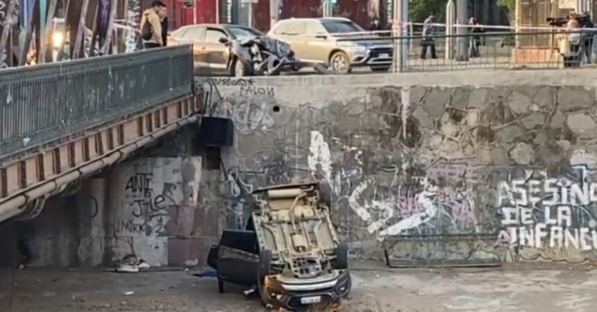 Rescate exitoso: Bomberos salvan a ocupantes de vehículo en río Mapocho