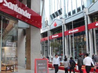 Cierre de bancos impulsa reconversión de sucursales en Santiago