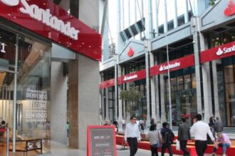 Cierre de bancos impulsa reconversión de sucursales en Santiago