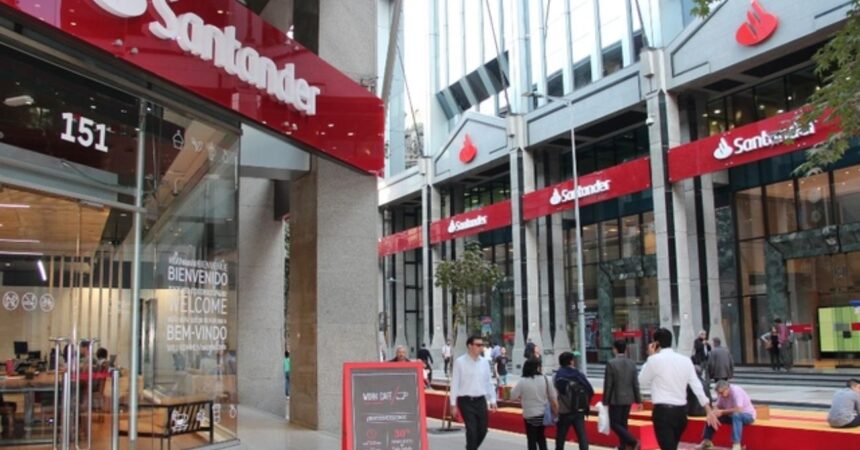 Cierre de bancos impulsa reconversión de sucursales en Santiago