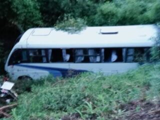 Accidente de bus en Cochamó: Pasajera sigue hospitalizada por semanas