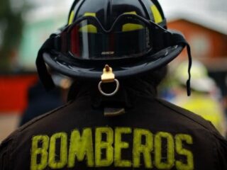 Conductor sancionado por obstruir salida de bomberos durante emergencia incendio