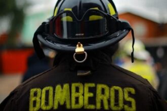 Conductor sancionado por obstruir salida de bomberos durante emergencia incendio