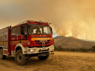 Incendio forestal en María Pinto provoca Alerta Amarilla y movilización urgente