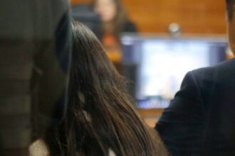 Mujer roba tarjetas de adulta mayor en Talca y gasta $8 millones