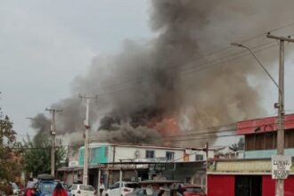 Incendio en locales comerciales de San Ramón moviliza a vecinos solidarios