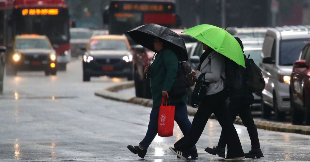 Fuertes lluvias en Santiago: Pronóstico del tiempo detallado para miércoles y jueves